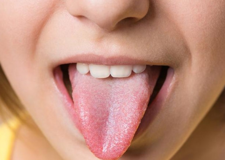 辨識真假汗馬糖的步驟：用舌尖嘗試分辨